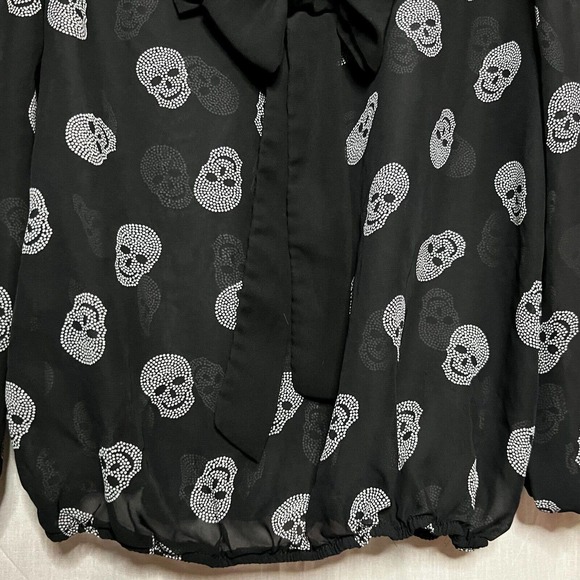 No Boundaries Juniors Black Sheer Blouse With White Skull Print Size M (7-9) - Picture 6 of 13